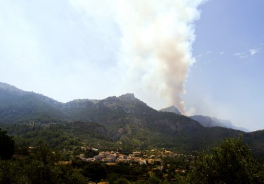 Waldbrand auf Mallorca wütet weiter (Im Vordergrund: Estellencs)