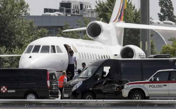 Boliviens Präsident Evo Morales steigt zum Verlassen von Wien in die Präsidentenmaschine ein