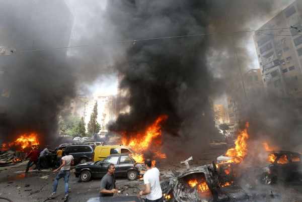 Nach Explosion: Flammen und Rauch in Beiruter Vorort