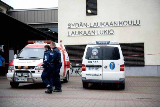 Explosionsgefahr in einer Fabrik in Finnland - Polizisten vor einer Schule in Vihtavuori