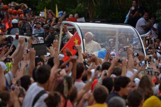Papst Franziskus inmitten einer begeisterten Menge in Rio