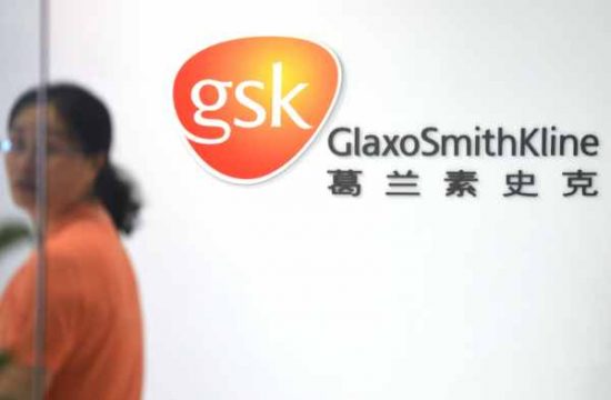 Frau betritt den Hauptsitz des Pharmakonzerns GlaxoSmithKline in Shanghai