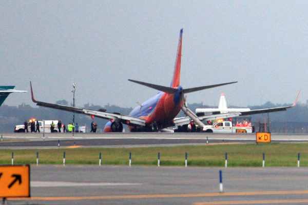 Die zerbrochene Boeing 737 auf dem New Yorker LaGuardia-Flughafen