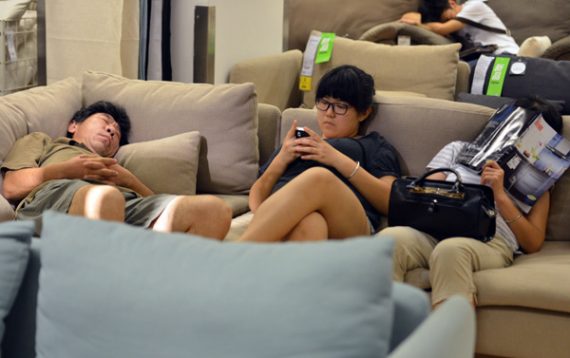 Hitzewelle: Chinesen flüchten in klimatisierte Gebäude (Möbelhaus in Shanghai)