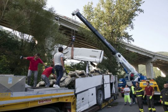 Reisebus stürzt in Italien in die Tiefe