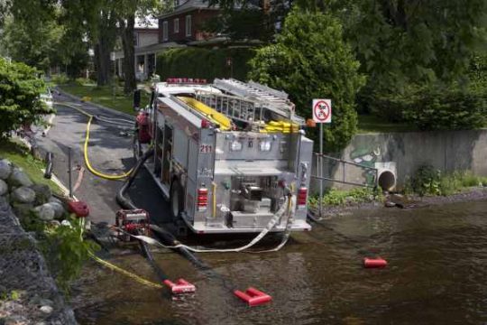 Arbeiter versuchen, den Quebec River in Lac-Mégantic zu säubern