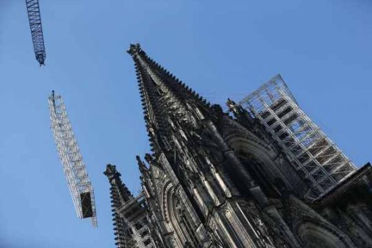 Kran-Einsatz am Kölner Dom