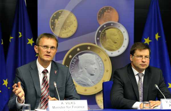 Lettlands Finanzminister Andris Vilks (l.) und Ministerpräsident Valdis Dombrovskis