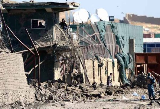 Der zerstörte Eingang zu dem von Taliban angegriffenen Logistikunternehmen in Kabul