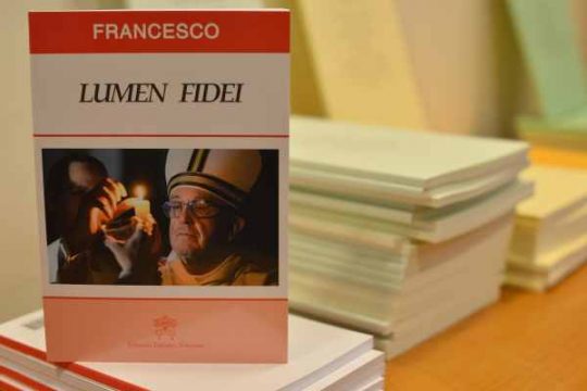 "Lumen Fidei" (Licht des Glaubens): Die erste Enzyklika von Papst Franziskus ist ein gemeinsames Werk mit Vorgänger Benedikt