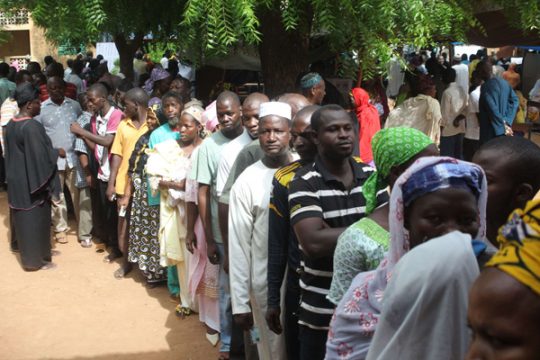 Wahlen in Mali: Lange Schlangen vor den Wahllokalen (Sebenikoro/Bamako)
