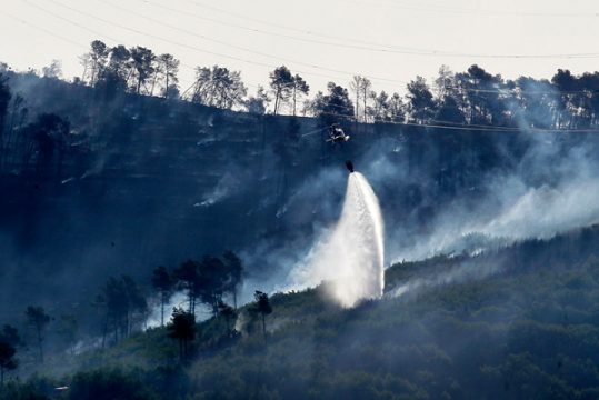 Löschhubschrauber im Einsatz über Vallirana in der Nähe von Barcelona