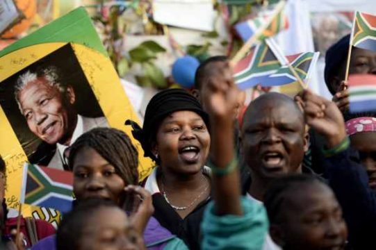 Südafrikaner singen ein Geburtstagsständchen für Nelson Mandela vor dem Krankenhaus in Pretoria