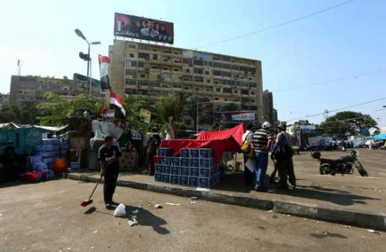 Anhänger der Muslimbruderschaft campieren vor der Raba-al-Adawija-Moschee im Stadtteil Nasr City