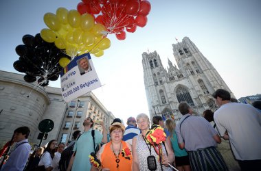 Thronwechsel in Brüssel: Zuschauer strömen zur Kathedrale St. Michael und St. Gudula