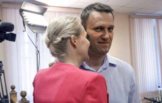 Der russische Oppositionspolitiker Alexej Nawalny mit seiner Frau Yulia