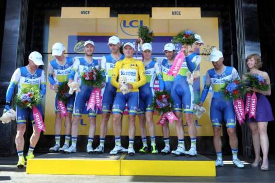 Die Mannschaft Orica des australischen Sprinters Simon Gerrans gewinnt das Mannschaftszeitfahren in Nizza