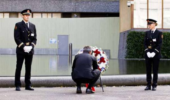 Der norwegische Ministerpräsident Jens Stoltenberg legt Blumen in Oslo ab