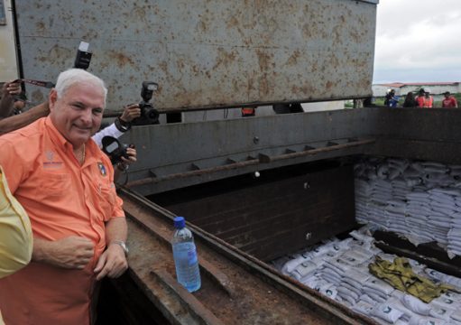 Panamas Präsident Ricardo Martinelli macht sin an Bord des Schiffs Chong Chong Gang ein Bild der Lage