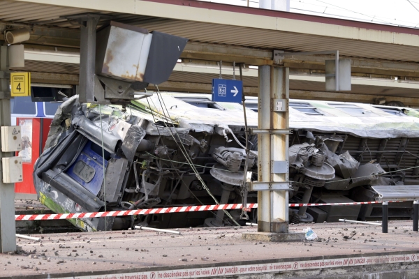 Zug entgleist südlich von Paris - sieben Tote