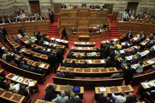 Parlament in Athen billigt umstrittenes Spargesetz