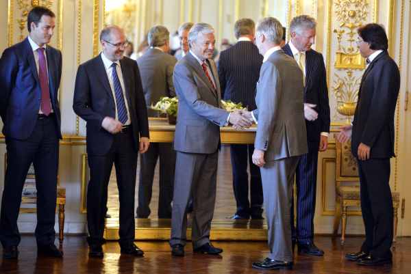 König Philippe begrüßt die Minister Alexander De Croo, Johan Vande Lanotte, Didier Reynders, Pieter De Crem und Premierminister Elio Di Rupo