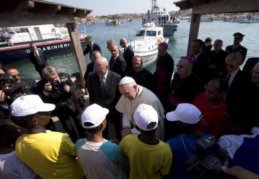 Papst Franziskus (M.) auf der italienischen Flüchtlingsinsel Lampedusa