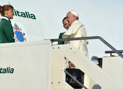 Papst Franziskus beim Betreten des Flugzeugs nach Brasilien am Flughafen Leonardo da Vinci in Rom