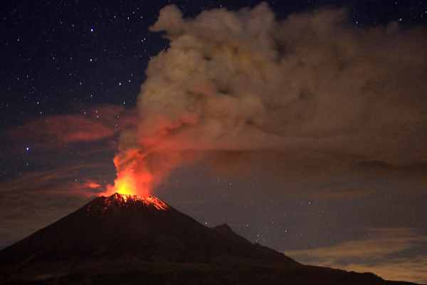 Der Vulkan Popocatépetl speit Asche und Gestein (am 4.7.)
