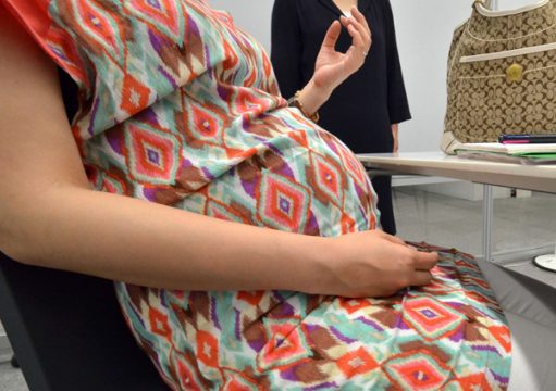 Schwangere Frau auf der Arbeit