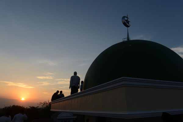 Beginn des Ramadan - Indonesische Moslems in Jakarta bereiten sich auf die Beobachtung des Vollmonds vor