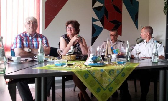 Pressekonferenz: 1. Schöffe Charles Servaty, Tourismusschöffin Gaby Küches, Vertreter des Militärlagers Elsenborn