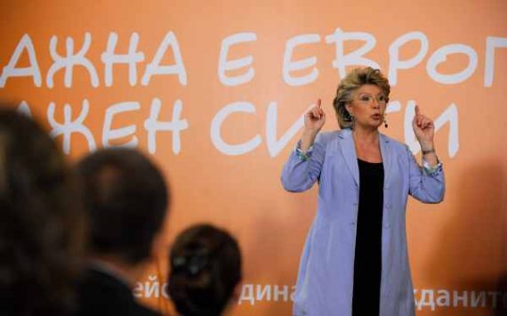 Vizepräsidentin der EU-Kommission, Viviane Reding, bei einem Treffen mit Bürgern in Sofia