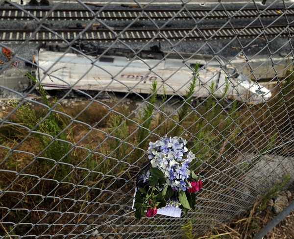 Blumen am Unglücksort der Zugkatastrophe von Galizien