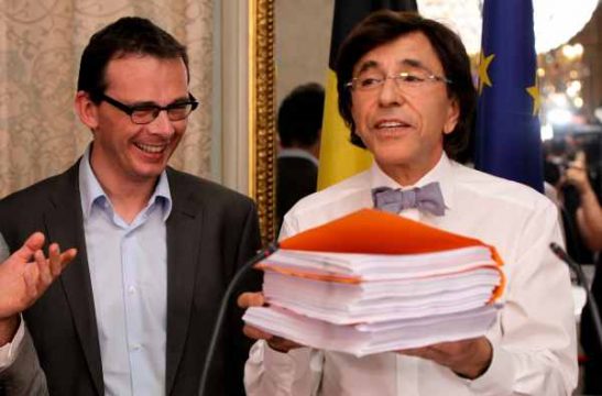 Premierminister Elio Di Rupo präsentiert das über 1000 Seiten dicke Abkommen zur Sechsten Staatsreform