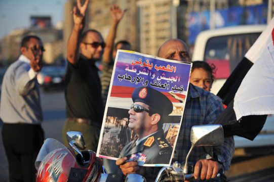 Unterstützer des Militärs mit Al-Sisi-Plakat (Tahrir-Platz in Kairo, 26. Juli)