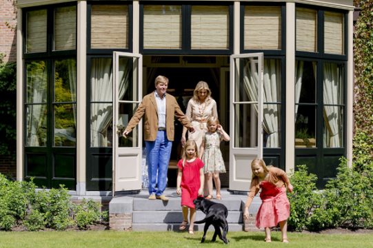 Familienfoto mit Hund: König Willem-Alexander, Maxima und die drei Töchter