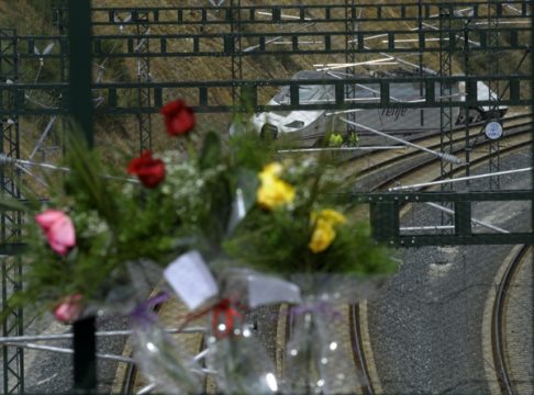 Zugkatastrophe in Spanien: Blumen am Unglücksort