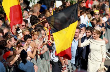 Königsfamilie beim Bad in der Menge