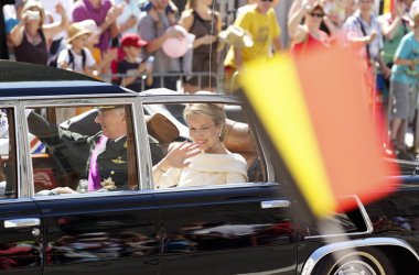 Philippe und Mathilde fahren durch die Straßen von Brüssel