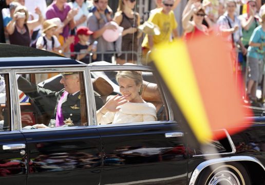 Philippe und Mathilde fahren durch die Straßen von Brüssel