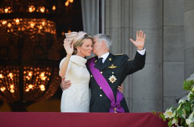 Königin Mathilde und König Philippe zeigen sich auf dem Balkon des Stadtschlosses