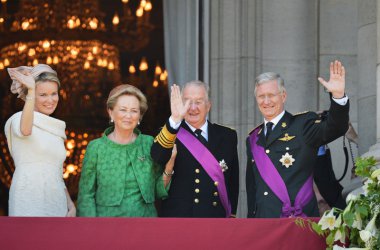 Das alte und das neue Königspaar auf dem Balkon des Stadtschlosses