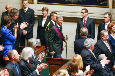 Philippe trifft im Parlament ein