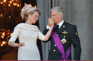 Mathilde und Philippe auf dem Balkon des Brüsseler Stadtschlosses