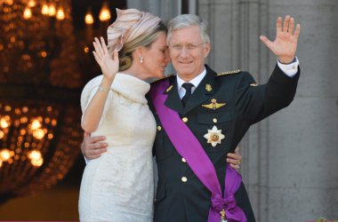 Mathilde und Philippe auf dem Balkon des Brüsseler Stadtschlosses