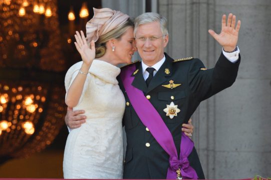 Mathilde und Philippe auf dem Balkon des Brüsseler Stadtschlosses