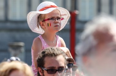 Das Volk jubelt dem neuen König zu