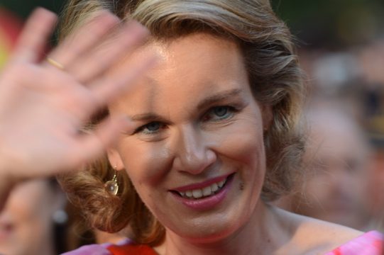 Philippe und Mathilde beim Bad in der Menge