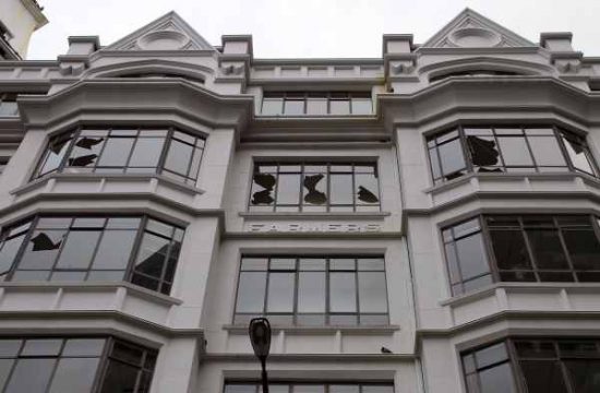 Zerstörte Fenster in der Fassade eines Wohnhauses in Wellington